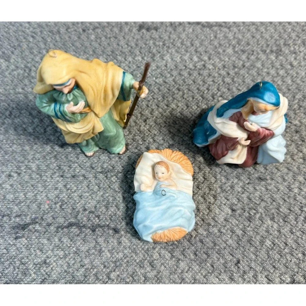 Hallmark Keepsake Ornament The Holy Family Blessed Nativity Collection 1998 Vtg